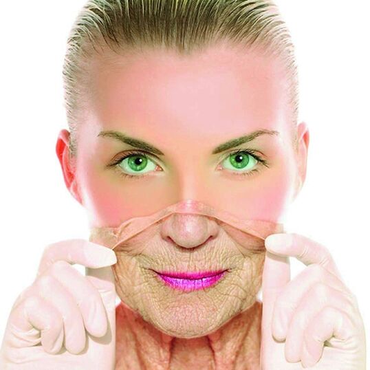 성인이 된 여성은 가정 요법으로 얼굴 주름을 제거합니다. 